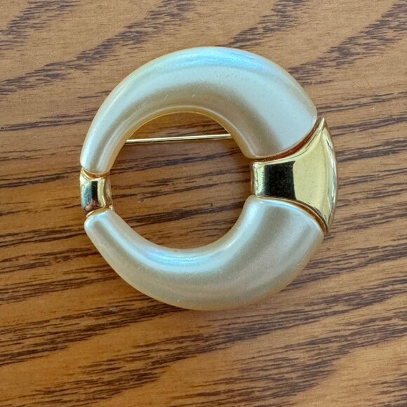 Napier Signed Gold Tone Faux Pearl Round Brooch Pin Vintage - Picture 3 of 5